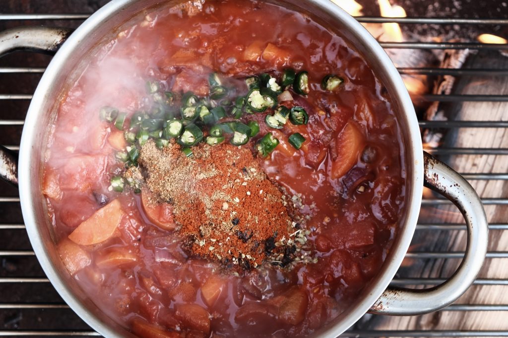 easycamping meal vegan campfire chili recipe