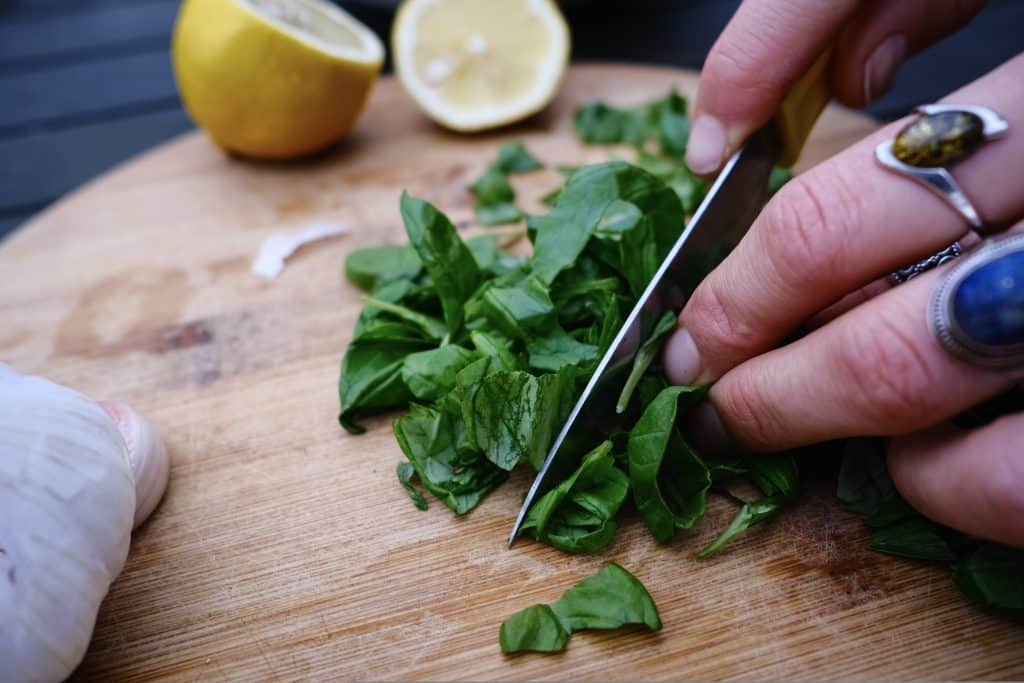 Creamy vegan pasta with garlic and lemon