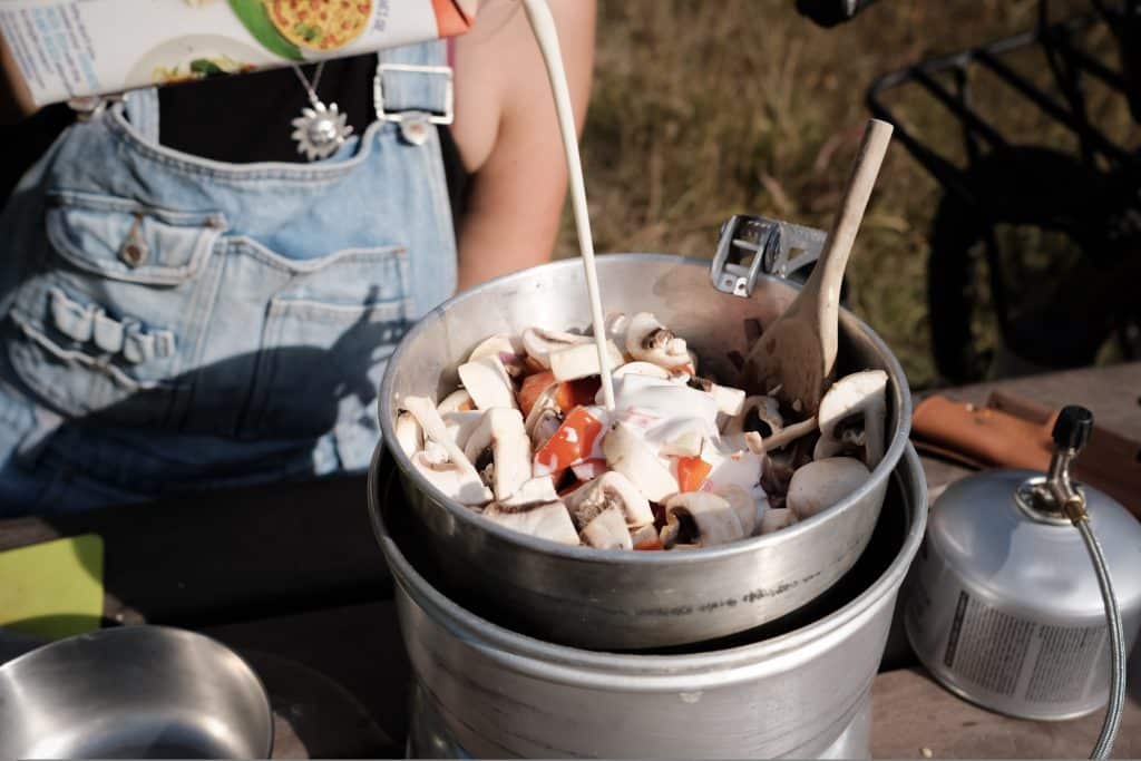 creamy vegan camping pasta